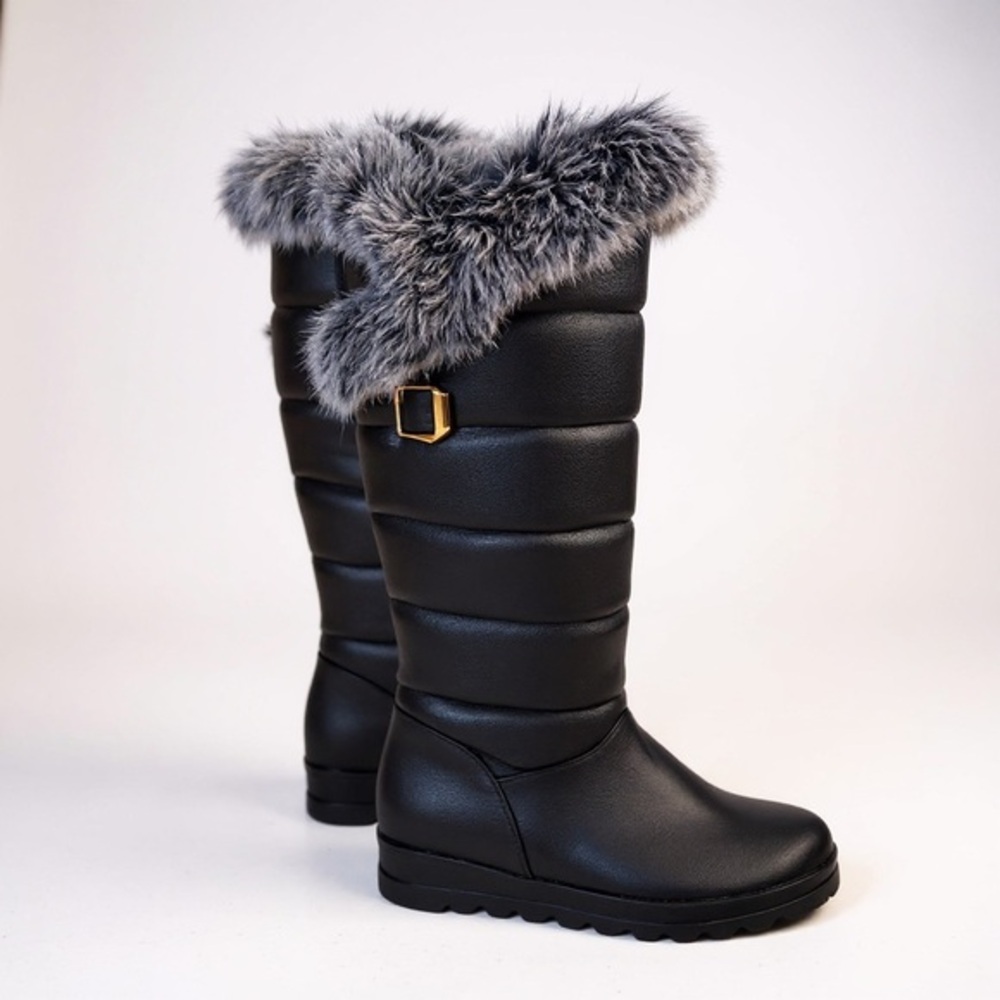 Sporty & stylish Black Winter Boots with Faux Fur Trim
